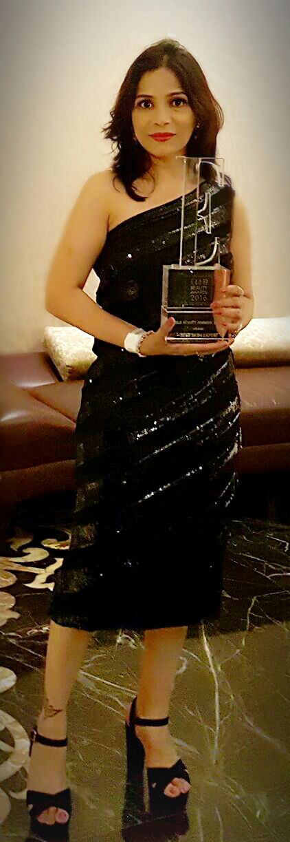 Dr. Jaishree ReceivingThe Best Skin Expert Award at The Elle Beauty Awards in 2016.