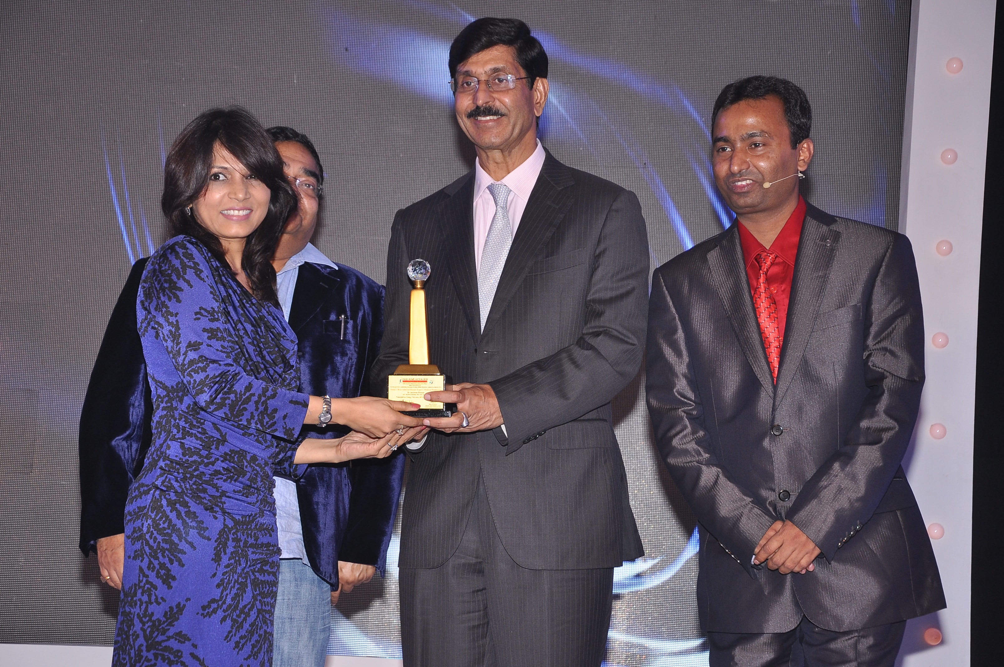 Dr. Jaishree receiving an award at The Pharma Leadership Awards as The Best Beauty Expert in the Country